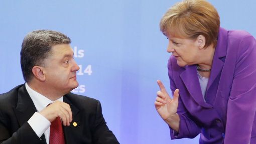 Petro Porošenko s Angelou Merkelovou v Bruselu.
