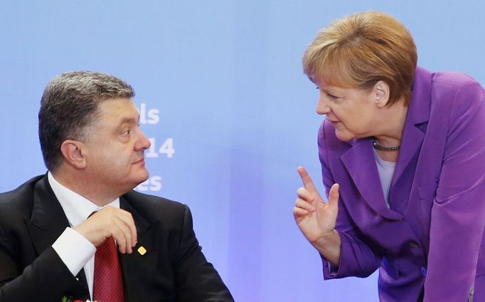 Petro Porošenko s Angelou Merkelovou v Bruselu.