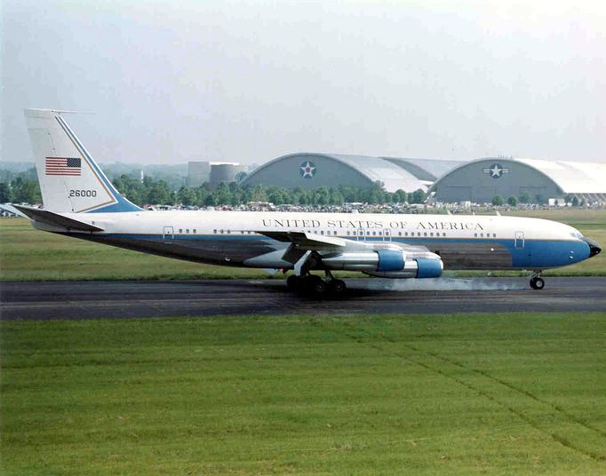 Jeden ze dvou letounů Boeing VC-137C SAM 26000. Šlo o první speciálně upravené stroje pro americké prezidenty. Létali v nich John F. Kennedy a Lyndon B. Johnson.