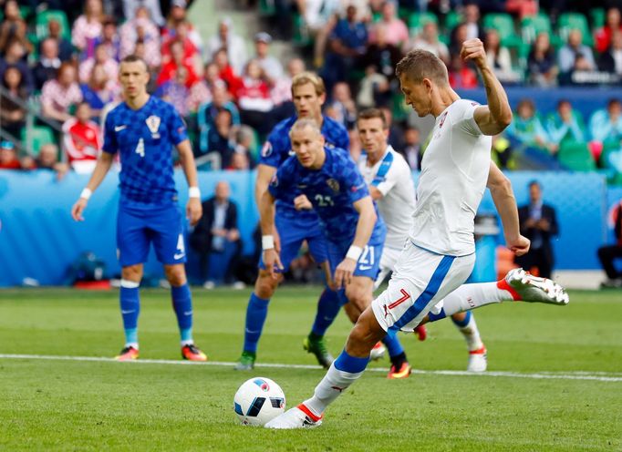 Euro 2016,Česko-Chorvatsko: Tomáš Necid dává z penalty gól na 1:2