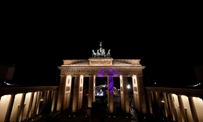 Obří chanukový svícen se od neděle tyčí u Braniborské brány v Berlíně.