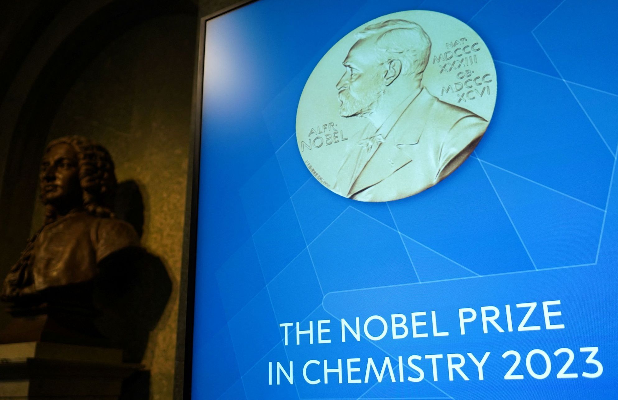 Pohled na obrazovku uvnitř Královské švédské akademie věd ve Stockholmu, kde se vyhlašuje Nobelova cena za chemii