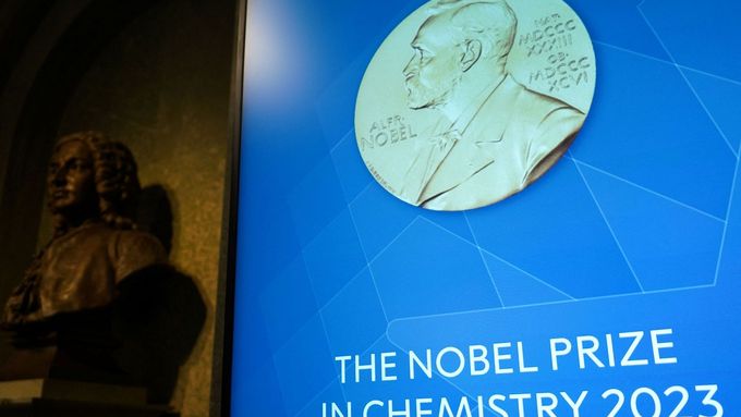 Pohled na obrazovku uvnitř Královské švédské akademie věd ve Stockholmu, kde se vyhlašuje Nobelova cena za chemii