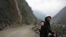 A police officer gestures to keep people away from a landslide after Saturday's earthquake, in Baoxing county, Sichuan province April 22, 2013. The death toll has risen to at least 188, with more than 11,000 others injured, after an earthquake struck in Lushan county, near the city of Ya'an in the southwestern province of Sichuan on Saturday, Xinhua News Agency reported. REUTERS/China Daily (CHINA - Tags: DISASTER) CHINA OUT. NO COMMERCIAL OR EDITORIAL SALES IN CHINA Published: Dub. 22, 2013, 2:30 odp.