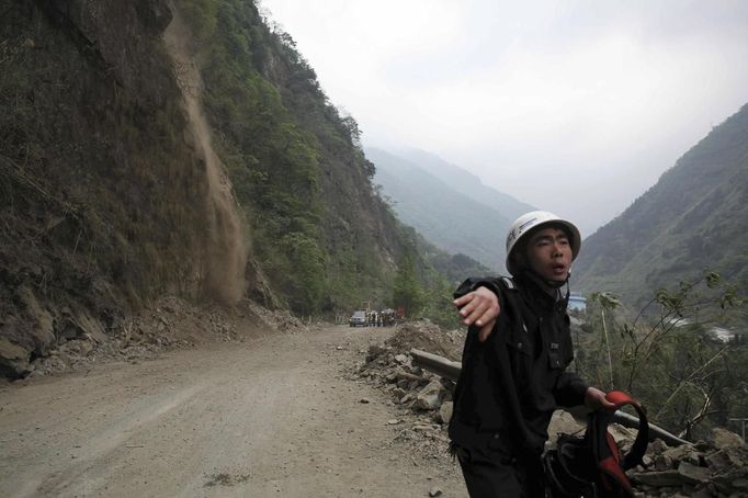 A police officer gestures to keep people away from a landslide after Saturday's earthquake, in Baoxing county, Sichuan province April 22, 2013. The death toll has risen to at least 188, with more than 11,000 others injured, after an earthquake struck in Lushan county, near the city of Ya'an in the southwestern province of Sichuan on Saturday, Xinhua News Agency reported. REUTERS/China Daily (CHINA - Tags: DISASTER) CHINA OUT. NO COMMERCIAL OR EDITORIAL SALES IN CHINA Published: Dub. 22, 2013, 2:30 odp.