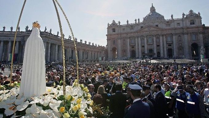 Socha má na sobě zlatou korunu, do níž nechal papež Jan Pavel II. kdysi vložit jednu z kulek, jež ho zasáhly.