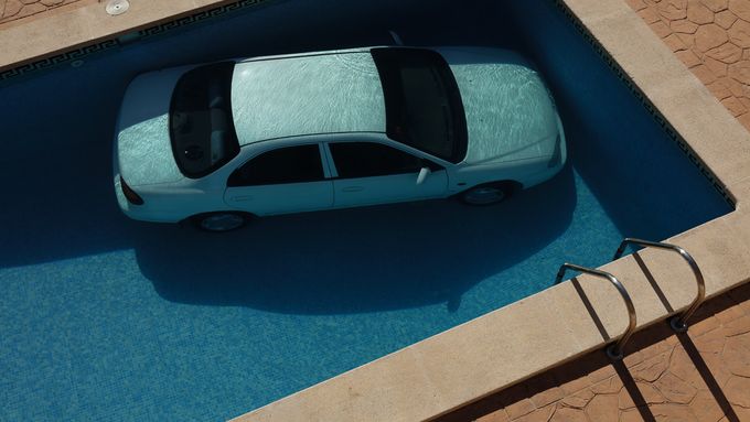 Jeden z fotopříběhů, kterými Canon propaguje soutěž: "Možná nehoda, možná pomsta. Nebo si jen někdo řekl: jediná věc, která tomu bazénu chybí, je auto na jeho dně."