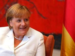 Na Radičovou se snaží osobně působit kancléřka Angela Merkelová.