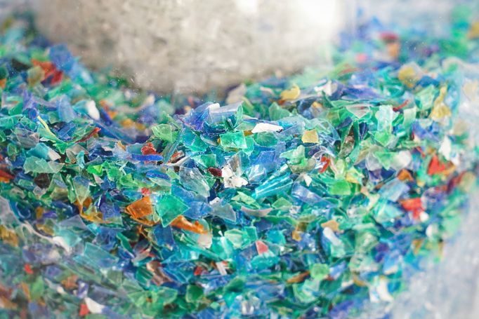 Mikroplasty je obecné označení, užívané pro různorodé úlomky plastů o velikosti od 100 nanometrů až po 5 milimetrů, které se vyskytují ve vodě, v půdě i ve vzduchu.