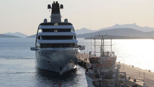 Luxusní jachta Solaris  ruského miliardáře Romana Abramoviče zakotvila v tureckém přímořském letovisku Bodrum.