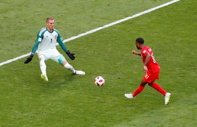 Robin Olsen a  Raheem Sterling v zápase Švédsko - Anglie na MS 2018