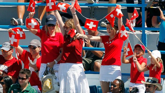 FOTO Švýcarský kanár pro Djokoviče aneb Federer má formu