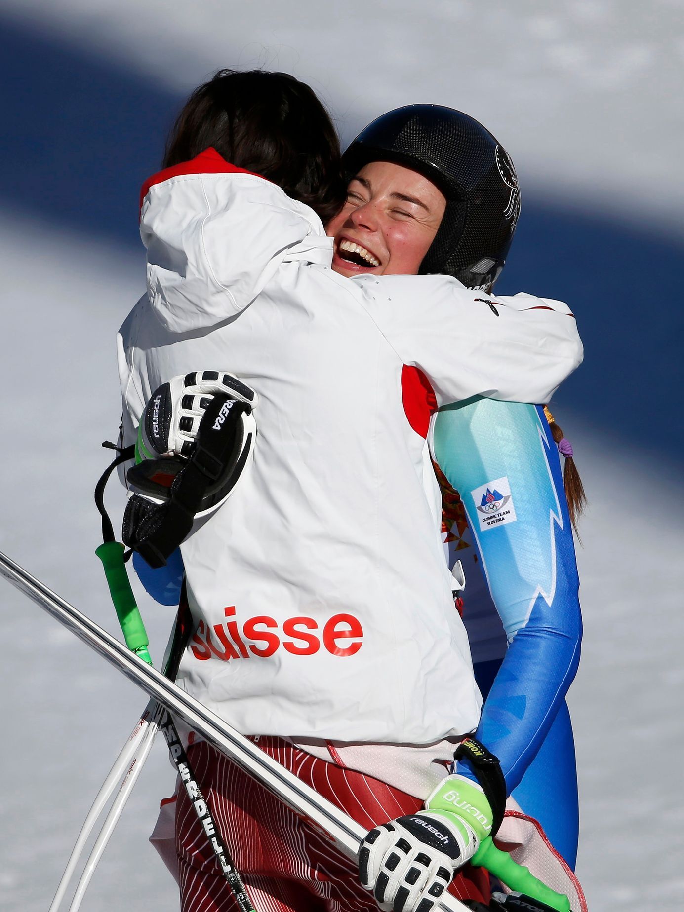 Dominique Gisinová a Tina Mazeová slaví olympijské zlato ze sjezdu