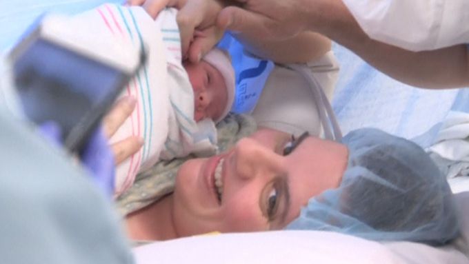 Zdravé dítě se narodilo na klinice v texaském Houstonu 12 týdnů poté, co lékaři holčičku částečně vyňali z matčiny dělohy. Tumor ohrožoval její srdce.
