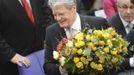 Joachim Gauck přijal po svém zvolení od gratulantů květiny a poděkoval za hlasy volitelů.