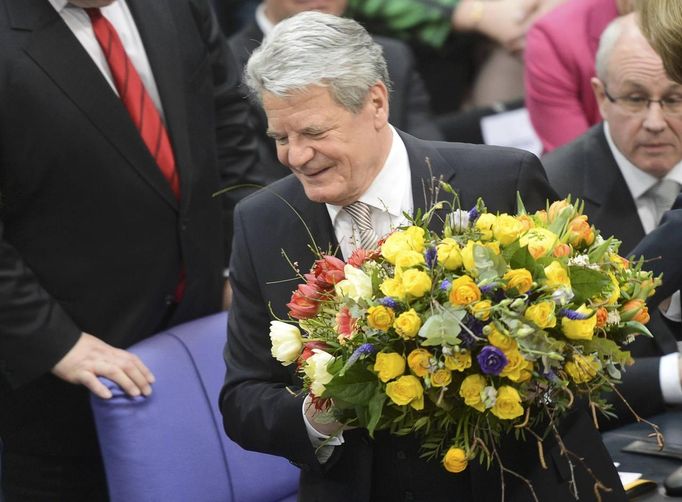 Joachim Gauck přijal po svém zvolení od gratulantů květiny a poděkoval za hlasy volitelů.