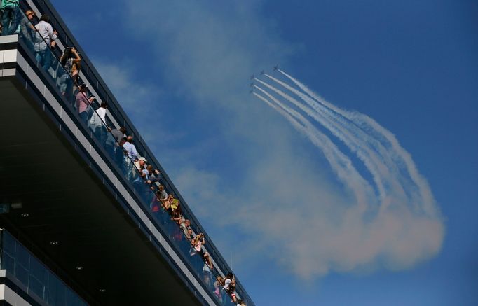 Fans watch an airshow before the first Russian Grand Prix in Sochi October 12, 2014. REUTERS/Maxim Shemetov (RUSSIA - Tags: SPORT MOTORSPORT F1)