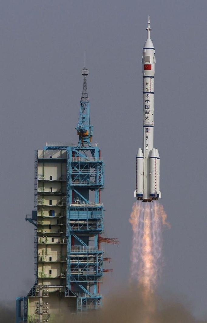 The Long March II-F rocket loaded with a Shenzhou-9 manned spacecraft carrying Chinese astronauts Jing Haipeng, Liu Wang and Liu Yang lifts off from the launch pad in the Jiuquan Satellite Launch Center, Gansu province June 16, 2012. China launched the spacecraft putting its first woman, 33-year-old female fighter pilot Liu Yang, in orbit on Saturday as the country takes its latest step towards building a space station within the decade. REUTERS/Jason Lee (CHINA - Tags: MILITARY SCIENCE TECHNOLOGY) Published: Čer. 16, 2012, 11:40 dop.