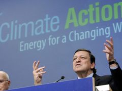 Podle předsedy Evropské komise Jose Manuela Barroso ekonomická krize plán EU proti klimatickým změnám nezhatí. Oponenti tvrdí, že ano.