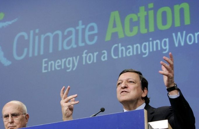 European Commission President Jose Manuel Barroso holds a news conference on the Commission's Energy and Climate package at the EC headquarters in Brussels January 23, 2008. At left is European Environment Commissioner Stavros Dimas. REUTERS/Yves Herman (BELGIUM)