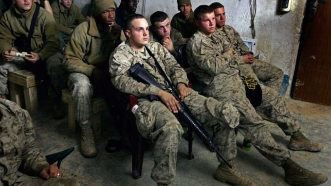 Američtí vojáci sledují v televizi na své irácké základně finále Superbowlu.