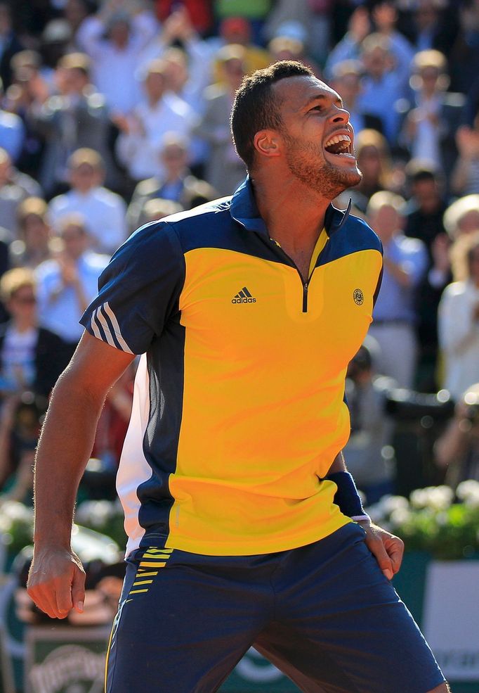 Jo-Wilfried Tsonga v zápase s Rogerem Federerem na French Open 2013