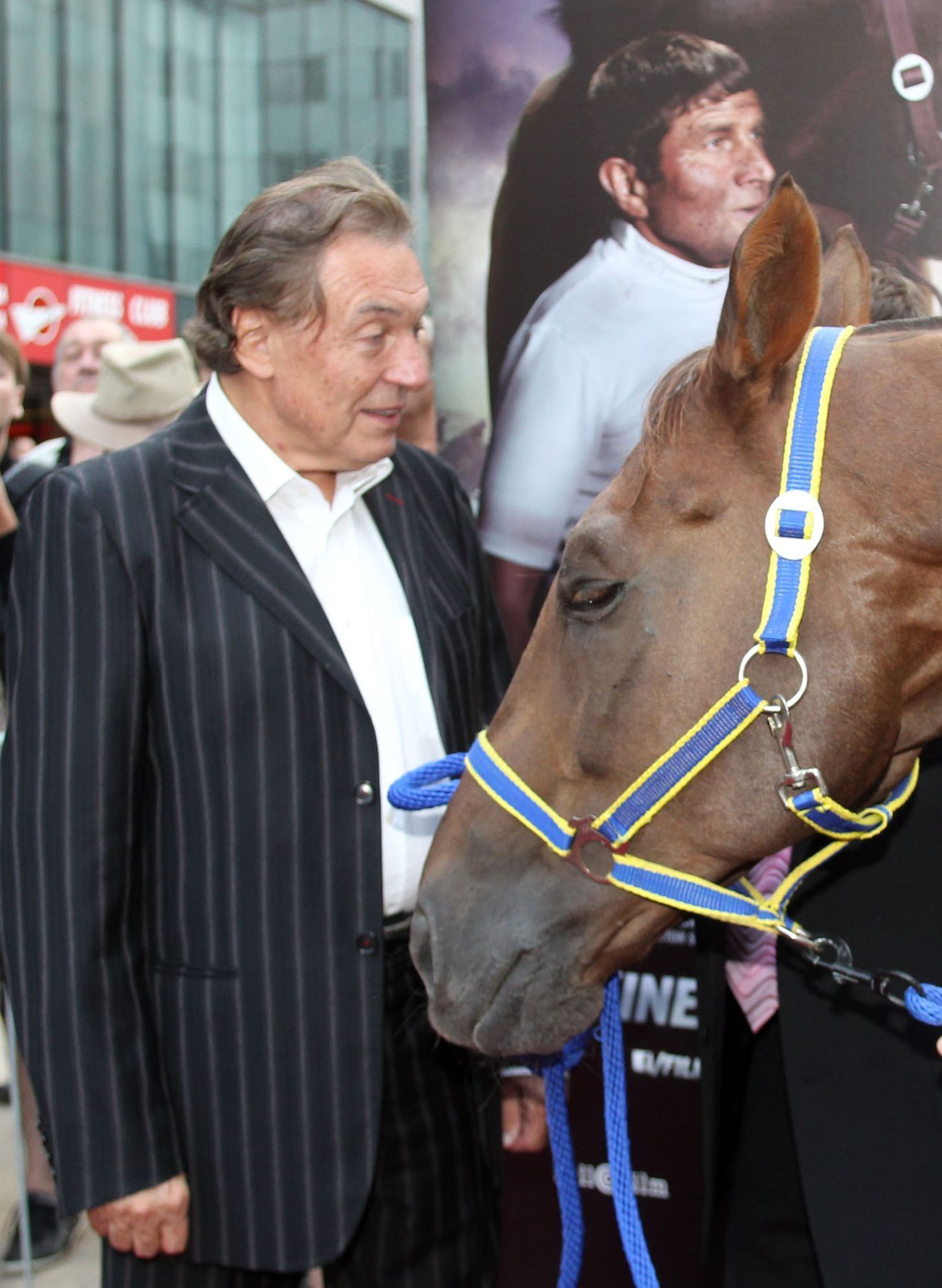 Český dostihový žokej Josef Váňa a jeho kůň Tiumen na premiéře dokumentárního filmu o jeho osobě.