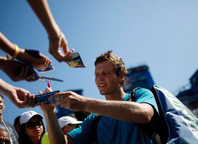 Tomáš Berdych se podepisuje fanouškům