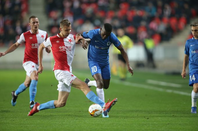 Tomáš Souček ze Slavie a Mbwana Samatta z Genku (10) v zápase E.