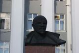 Leninova busta před Domem Sovětů.