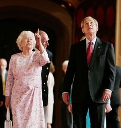 Královna Alžběta II. a americký prezident George W. Bush v roce 2008.