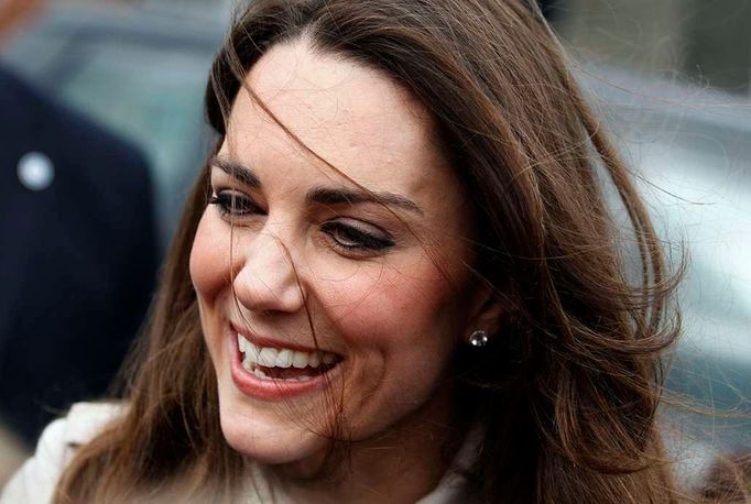 Za zesílených bezpečnostních opatření přijeli britský princ William a jeho snoubenka Kate Middletonová do Severního Irska (březen 2011).