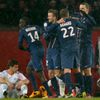 Tým Paris St. Germain se raduje z vítězství proti Marseille při premiéře Davida Beckhama