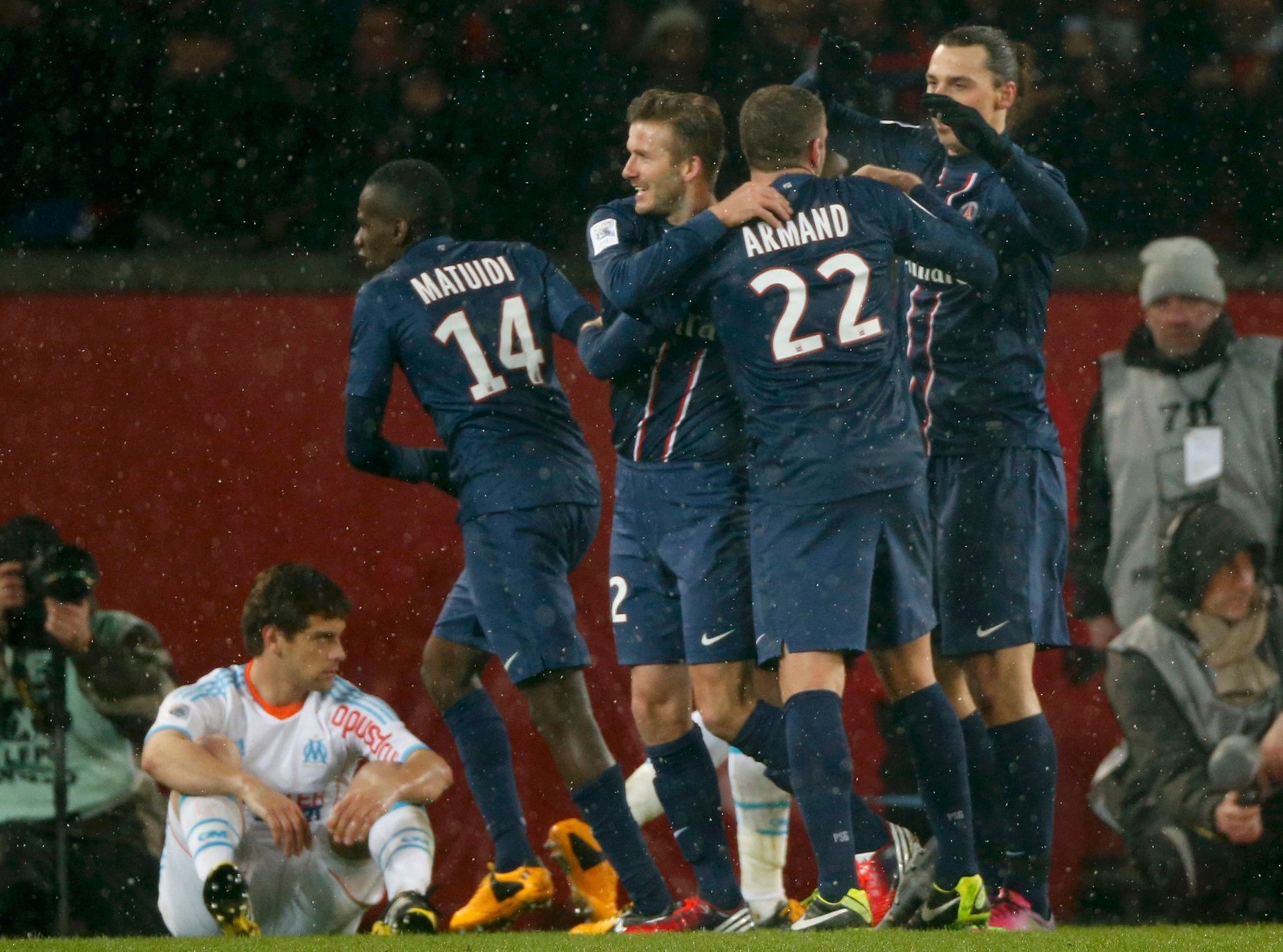 Tým Paris St. Germain se raduje z vítězství proti Marseille při premiéře Davida Beckhama