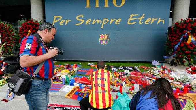 Barcelona se loučí s bývalým trenérem Titem Vilanovou, který podlehl rakovině