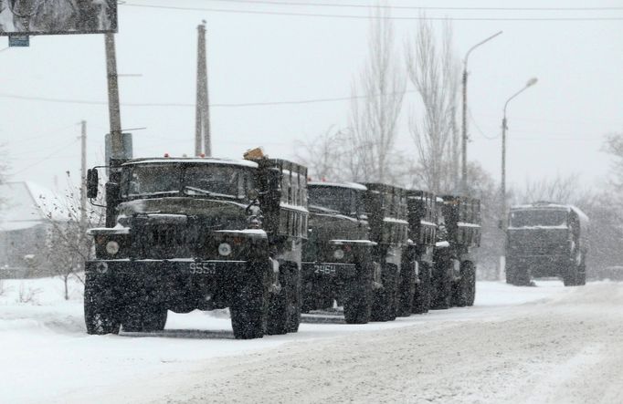 Neoznačená vojenská technika v Donbasu na východě Ukrajiny. Fotografie byly pořízeny na území kontrolovaném separatisty.