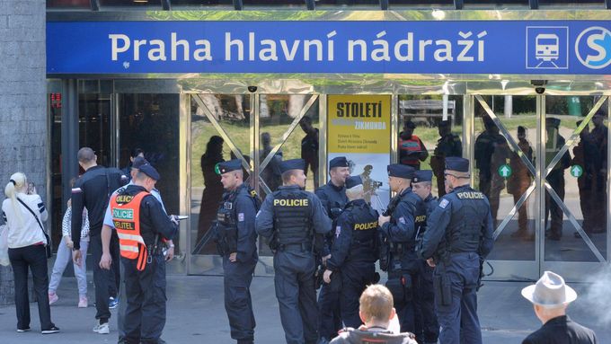 Policisté před pražským hlavním nádražím.
