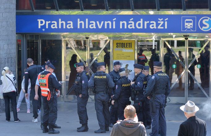 Policisté před pražským hlavním nádražím.