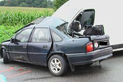 Opel se srazil s dodávkou, dva lidé zemřeli