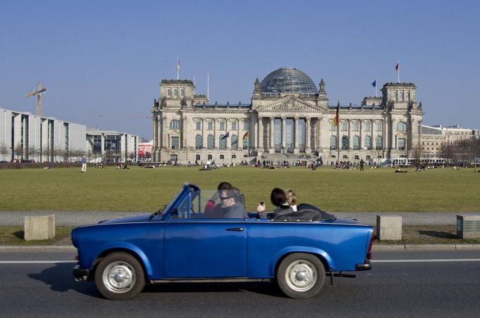 Teplé počasí umožňuje podnikavcům vytáhnout z garáží na okružní jízdy Berlínem trabant kabriolet. Berlín, 16. března 2012.