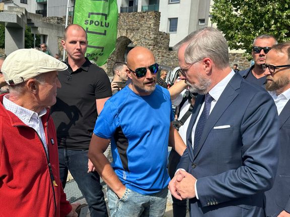Bojíte se vlastních lidí, tvrdil premiéru Petru Fialovi na mítinku v Jihlavě muž v brýlích a modrém tričku.