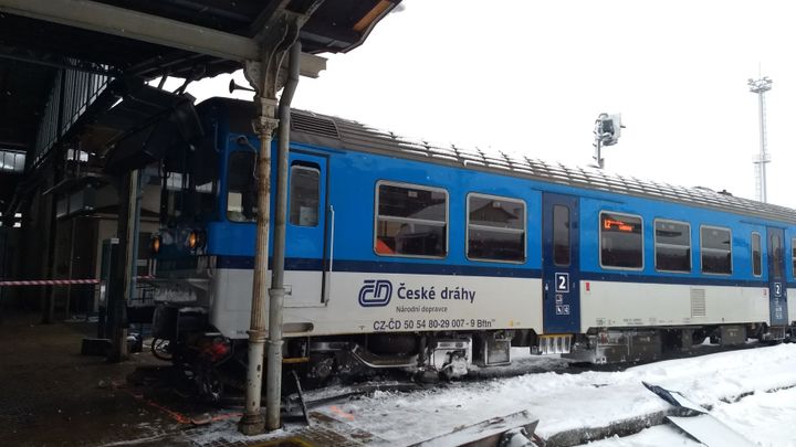 V Liberci ráno vykolejil spěšný vlak a vjel na nástupiště, škoda je 650 tisíc