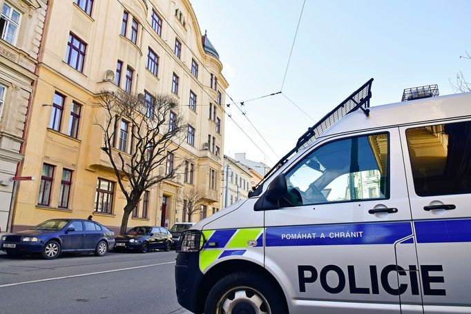 Policejní vůz poblíž domu v Údolní ulici v Brně, kde policisté navštívili 7. března 2019 byt brněnského radního Jiřího Švachuly.