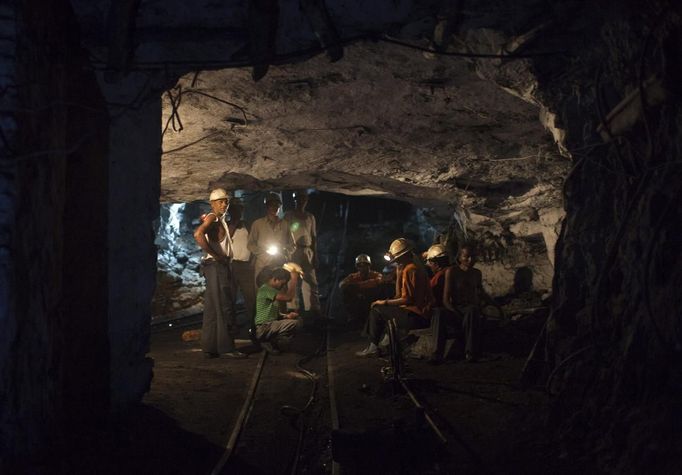 Miners rest inside an underground Barora coal mine at Dhanbad district in the eastern Indian state of Jharkhand September 17, 2012. With oil and gas output disappointing and hydropower at full throttle, Asia's third-largest economy still relies on coal for most of its vast energy needs. About 75 percent of India's coal demand is met by domestic production and, according to government plans, that won't change over the next five years. Picture taken September 17, 2012. To match INDIA-COAL/ REUTERS/Ahmad Masood (INDIA - Tags: BUSINESS EMPLOYMENT ENERGY SOCIETY ENVIRONMENT) Published: Říj. 21, 2012, 10:07 odp.