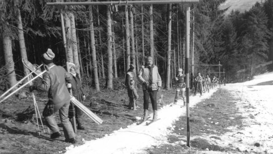 Tak se lyžovalo za socialismu. Lidé stavěli vleky svépomocí, zbyly po nich jen trosky