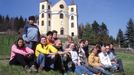 Sdružení Neratov poskytuje chráněné bydlení a chráněné dílny mladým lidem s lehkým mentálním postižením, fungují pod ním pěstounské rodiny.