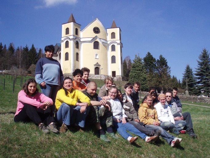 Sdružení Neratov poskytuje chráněné bydlení a chráněné dílny mladým lidem s lehkým mentálním postižením, fungují pod ním pěstounské rodiny.