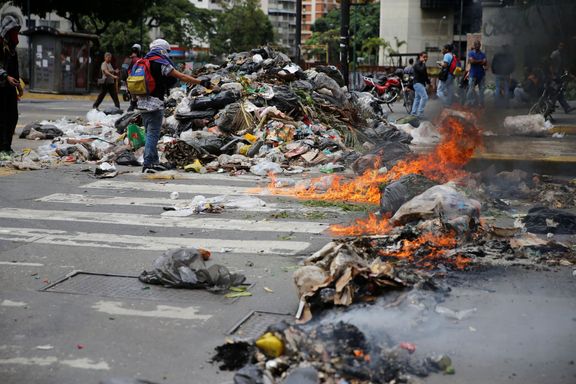 Hořící barikády v ulicích hlavního města Caracas.