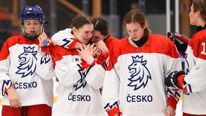Dojemná hokejová scéna. Češky rozstřílely Slovensko, pak si společně zazpívaly; Zdroj foto: IIHF