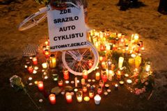 Cyklisté, kteří zemřeli v ulicích Prahy, mají pomník